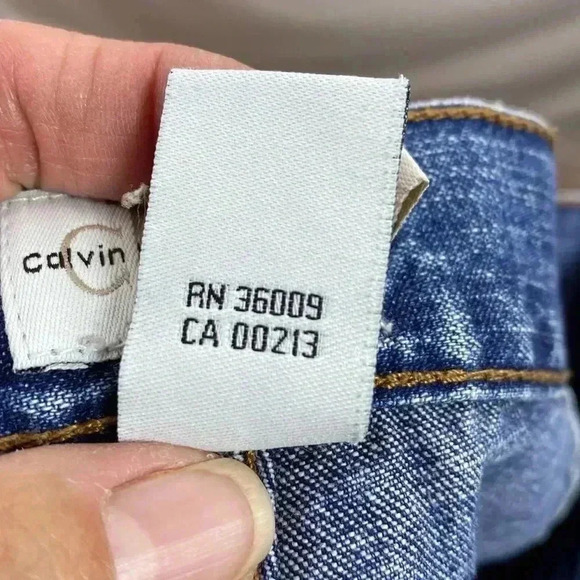 Calvin Klein Woman’s Denim Shorts in Size 6. - Picture 6 of 9